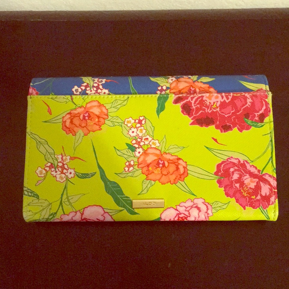 New without tag Aldo clutch !